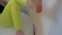 Feet, cameltoe and yellow leggings