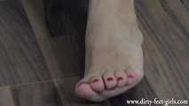 Simlady shows her feet