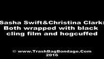 Sasha Swift & Christina Clark - beide eingewickelt mit Schwarz Klarsichtfolie Hogcuffed (video)