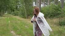 Miss Petra macht einen Spaziergang in einem AGU Regenanzug, transparentem Regenanzug und Gummistiefel (wiederholte Version)