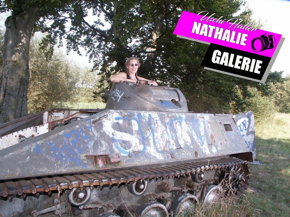 Nathalie posiert auf einem Hotchkiss Schützenpanzer