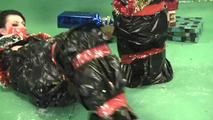 Masha More und Malika - in Müllbeutel mit rotem Klebeband verpackt wie Silvester präsentiert (video)
