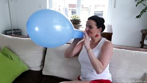 Zwei Blow2Pop - roter und blauer Ballon