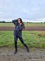 Miss Amira in blauer Hunter Regenjacke und Lackleggins