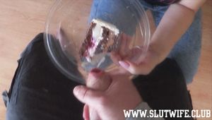 [Blasen und Würgen] Kuchen mit Ficksahne: Carla Sky bläst einen Schwanz und isst Kuchen mit Sperma