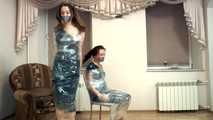 Olivia & Niki - Trash Bag Mode führt auf die Stühle gewickelt (video)