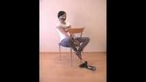 Marvita - Die sexy Lady in Netzstrümpfen schließt sich an einen Stuhl (video)