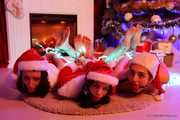 Lucky & Nelly & Xenia - Der Weihnachtsmann erscheint, um seinen Lieblingshelfer zu binden und ihre sexy nackten Füße zu kitzeln