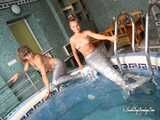 Dana & Jenya - zwei Meerjungfrauen im Pool (BTS)