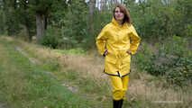 Miss Petra macht einen Spaziergang im Friesennerz, gelber Regenlatzhose und Gummistiefel