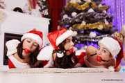 Lucky & Nelly & Xenia - Der Weihnachtsmann erscheint, um seinen Lieblingshelfer zu binden und ihre sexy nackten Füße zu kitzeln