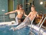 Dana & Jenya - zwei Meerjungfrauen im Pool (BTS)