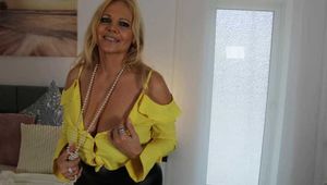 Blonde Cara zeigt ihre großen Brüste