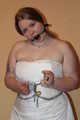Sandra im Hochzeitskleid mit Handschellen