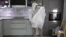 Miss Francine in sexy Lackshorts, weißer K-Way Regenjacke und transparentem Regenanzug