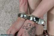 Tattoo girl im Hogtie mit Irish 8 Handschellen