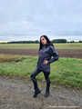 Miss Amira in blauer Hunter Regenjacke und Lackleggins