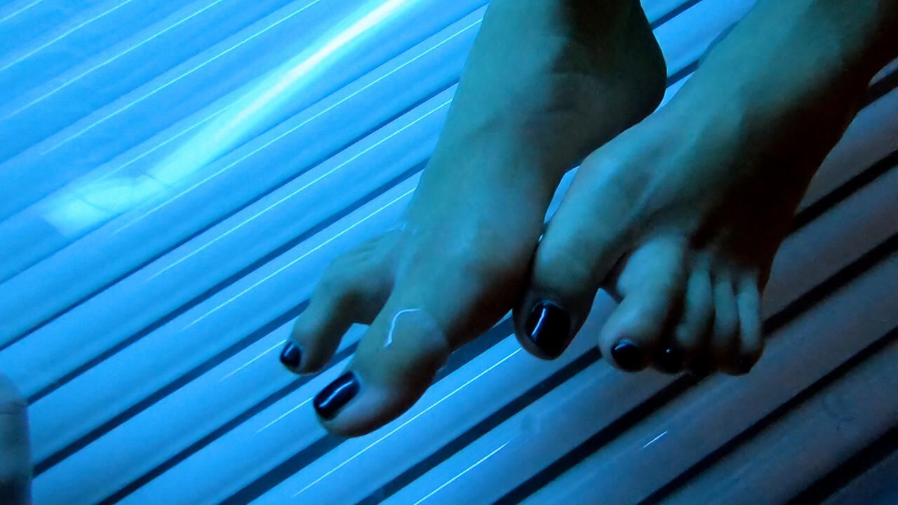 POV-FOOTJOB | MÄDCHEN ALLEINE IM SOLARIUM