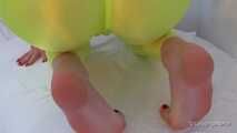 Feet, cameltoe and yellow leggings