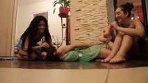Lucky & La Pulya & Xenia - Müllsack-Modenschau mit einem Mädchen (video)