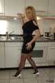 Gepierctes Amateurmodell Nina strippt in der Küche