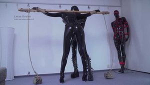 Rubbergirl gefesselt und gefickt 