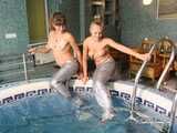Dana & Jenya - zwei Meerjungfrauen im Pool 02
