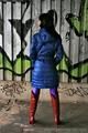 Blauer Daunenmantel, lila Leggings und rote Overknee Lederstiefel - Bilderserie