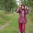 Miss Petra macht einen Spaziergang in einem AGU Regenanzug und Gummistiefel (wiederholtes Version)