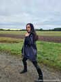 Miss Amira in blauer Hunter Regenjacke und Lackleggins