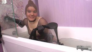 Wet pantyhose party with Evelina Darling (video update)