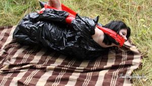 Stella wird gefangen genommen und streng hogtaped in Müllsack Kleid