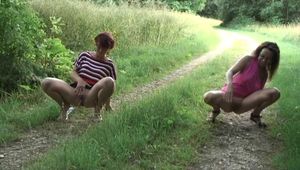 Zwei Girls beim Pissen