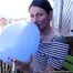 Angie raucht und lässt Ballons auf dem Balkon laut knallen