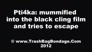 Pti4ka in schwarz Klarsichtfolie mumifiziert (Video)