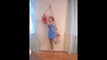 Alice Lee - Kurzhaariger roter Kopf erweckt mit rotem Seil (video)
