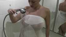 Anna nimmt ein Bad in ihrem transparenten Kleidchen
