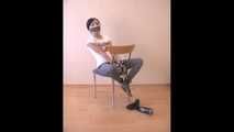Marvita - Die sexy Lady in Netzstrümpfen schließt sich an einen Stuhl (video)