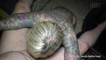 Tattoo Girl Cleo bläst einen Schwanz