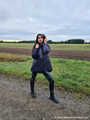 Miss Amira in blauer Hunter Regenjacke und Lackleggins