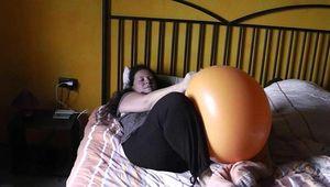 Riesiger Ballon im Bett
