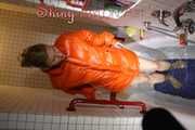 Watching SEXY SANDRA wearing a sexy lightblue oldschool shiny nylon shorts and an orange downjacket diving in the bathtub for a very special friend :-) (Pics)