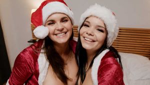 1270 Weihnachts-Fantasiefick: Sofia Lee and Taylee Wood