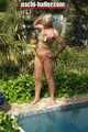 Uschi Haller im roten Bikini am Pool