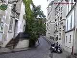 016085 Eve Takes An Urgent Pee In The Montmartre Museum Entrance