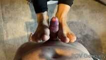 A barefoot foot job in leggings