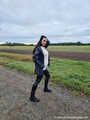 Miss Amira in blauer Hunter Regenjacke und Lackleggins