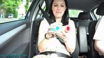 Nina geknebelt mit Pflastern im Auto