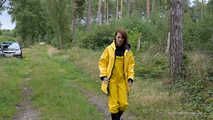 Miss Petra macht einen Spaziergang im Friesennerz, gelber Regenlatzhose und Gummistiefel