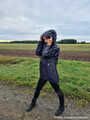 Miss Amira in blauer Hunter Regenjacke und Lackleggins